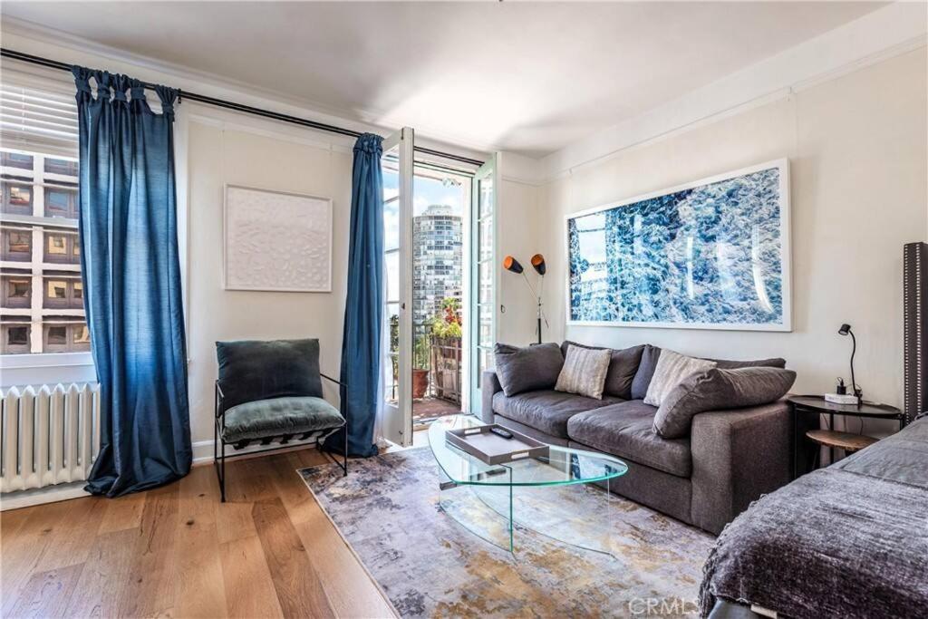 un soggiorno con un divano e un tavolo di vetro di Ocean View Studio Near Convention Center and Beach a Long Beach