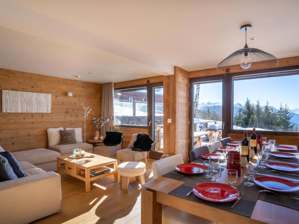 - un salon avec une table et des verres à vin dans l'établissement Chalet skis aux pieds avec cheminée et parking - FR-1-686-43, à Bourg-Saint-Maurice
