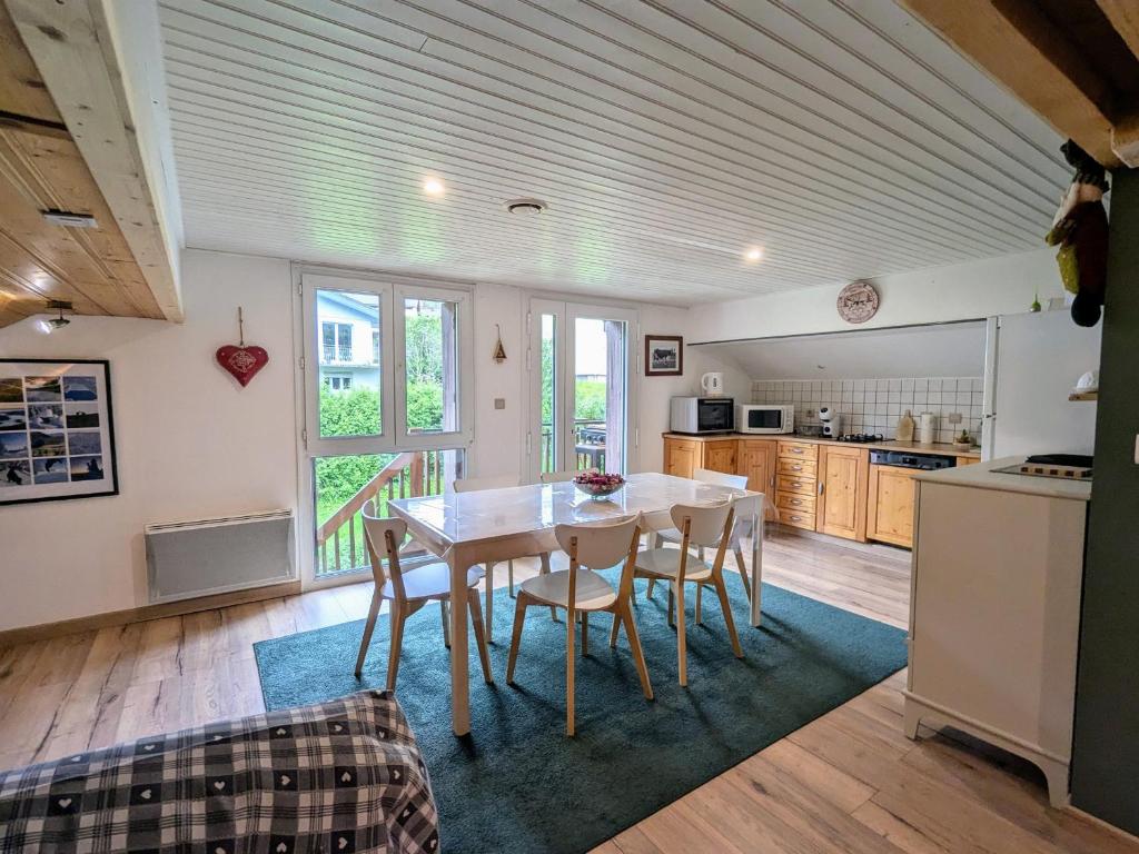 une cuisine et une salle à manger avec une table et des chaises dans l'établissement Gîte montagnard La Bresse 4 pers, terrasse, parking, WIFI - FR-1-589-693, à La Bresse