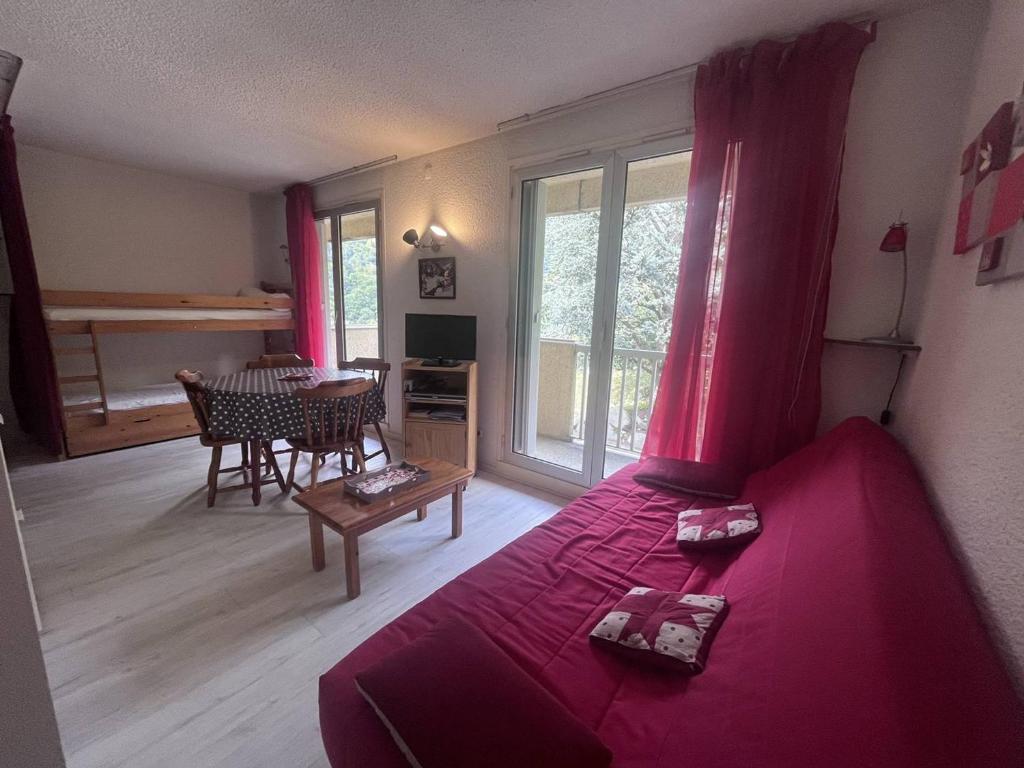 une chambre avec un lit et une salle à manger avec une table dans l'établissement Studio chaleureux près télécabines à Cauterets - FR-1-812-9, à Cauterets