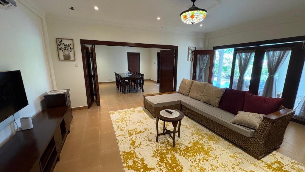 TV a/nebo společenská místnost v ubytování Tamarind Villa in langkawi