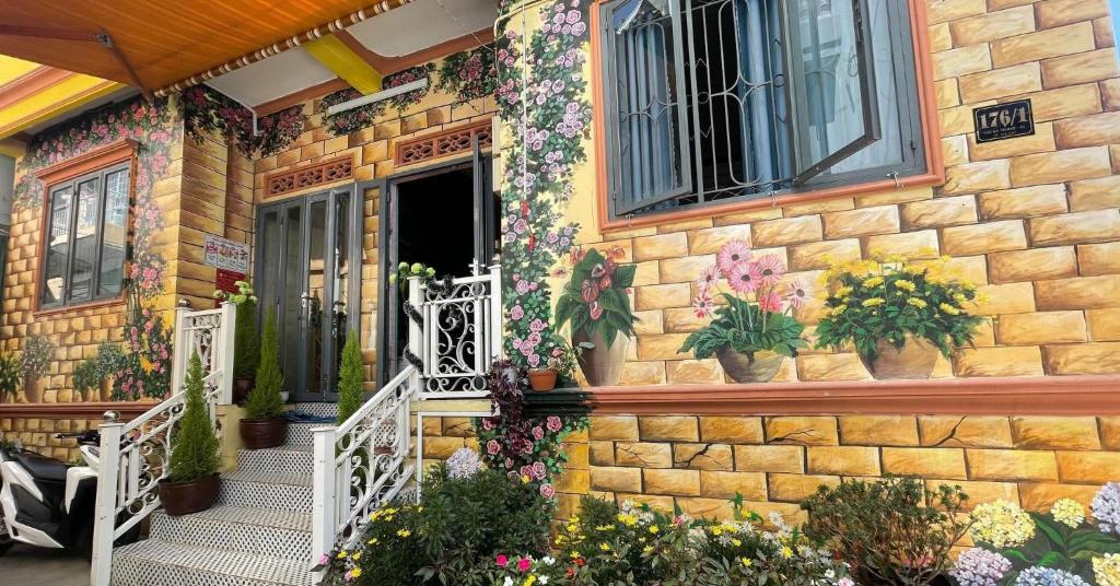 ダラットにあるAndy Homestay Trăng Phố Đà Lạtの花の家