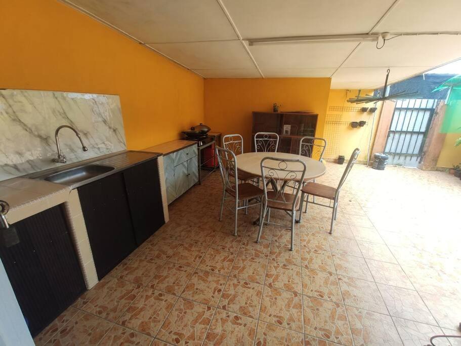 Kuchyň nebo kuchyňský kout v ubytování 26 Home Batu Kawa