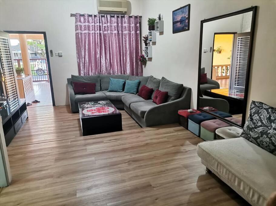 Posezení v ubytování 26 Home Batu Kawa