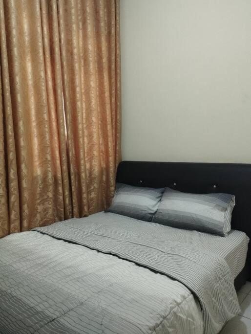 Postel nebo postele na pokoji v ubytování 26 Home Batu Kawa