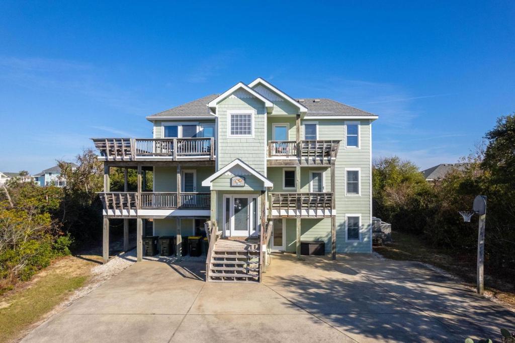 une grande maison avec un escalier qui y mène dans l'établissement WH582 Beachnuts Too, à Corolla