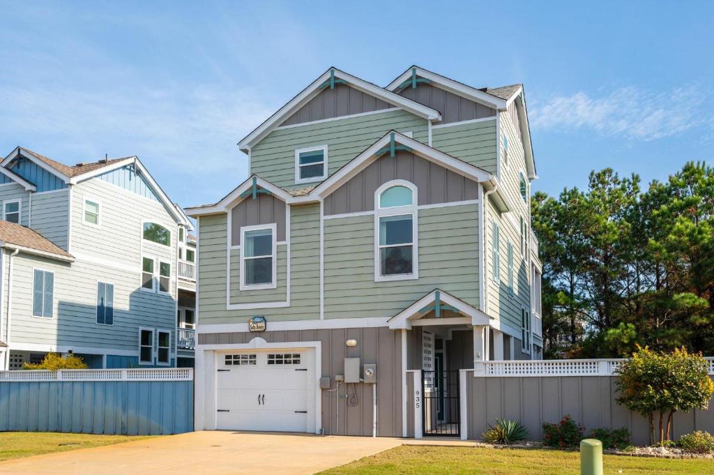 una grande casa con garage di CB34 Salty Breeze a Corolla