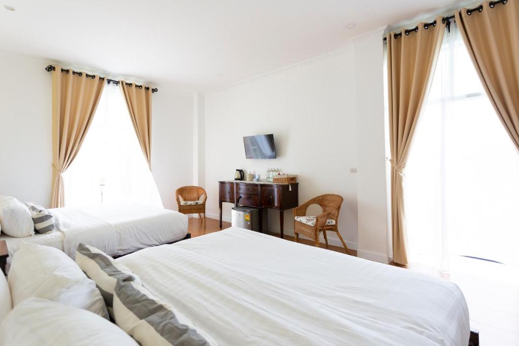 Nai Suan Bed and Breakfast - Habitación Cuádruple Con Balcón