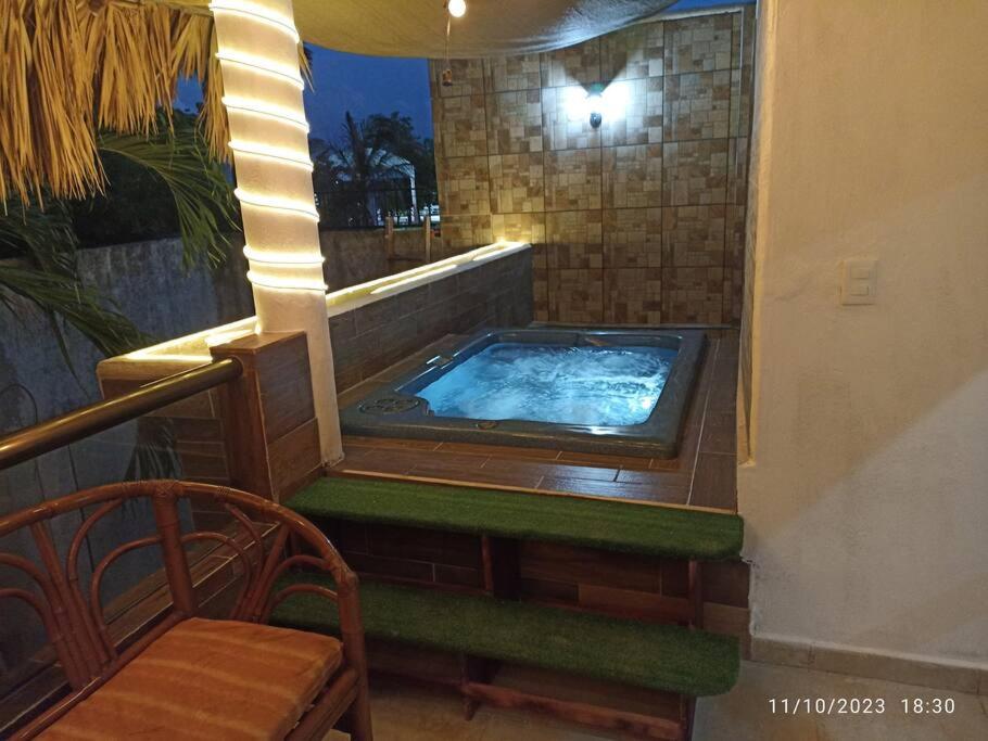a jacuzzi tub on a balcony with a table and chairs at Gran Ubicación Terraza Privada Jacuzzi in Cozumel