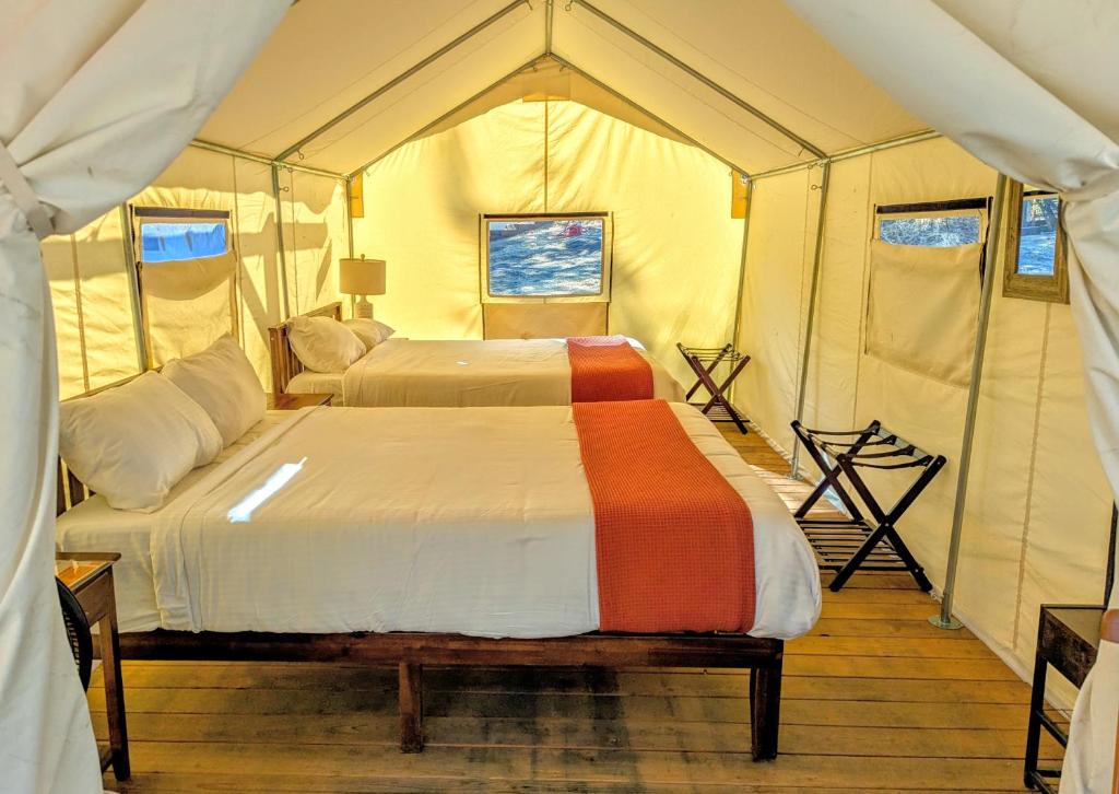 Postel nebo postele na pokoji v ubytování Wildhaven Yosemite Glamping