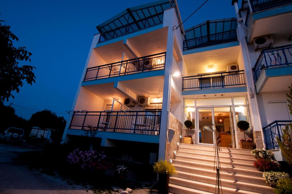 - un bâtiment avec des escaliers devant lui la nuit dans l'établissement Studios Maria, à Potos