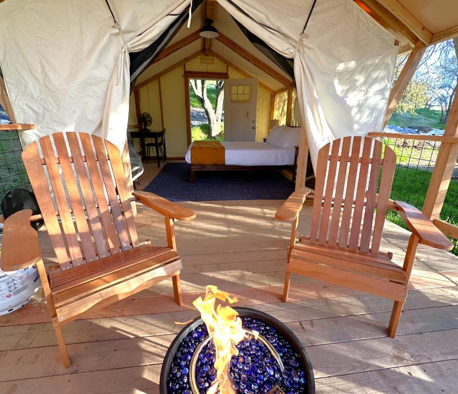 Posezení v ubytování Wildhaven Yosemite Glamping