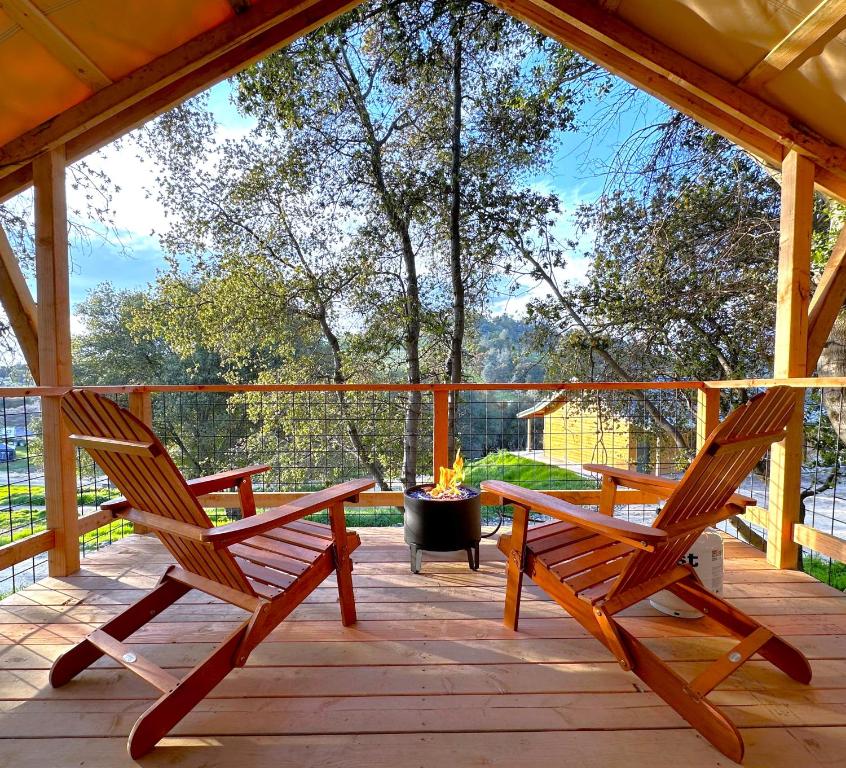 Balkón nebo terasa v ubytování Wildhaven Yosemite Glamping