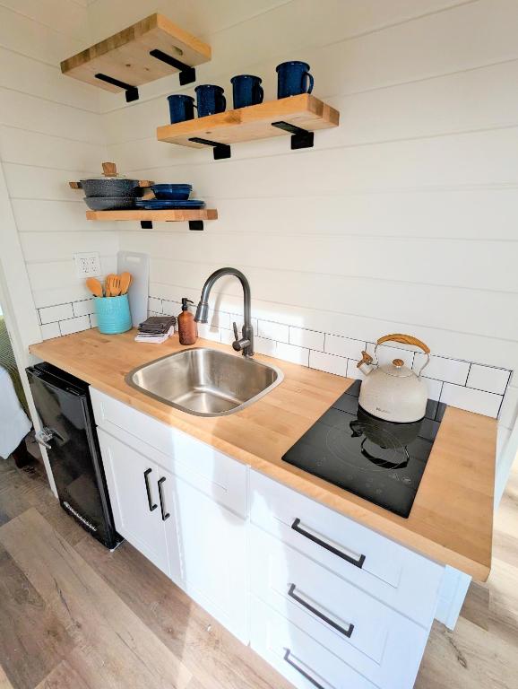 Kuchyň nebo kuchyňský kout v ubytování Wildhaven Yosemite Glamping
