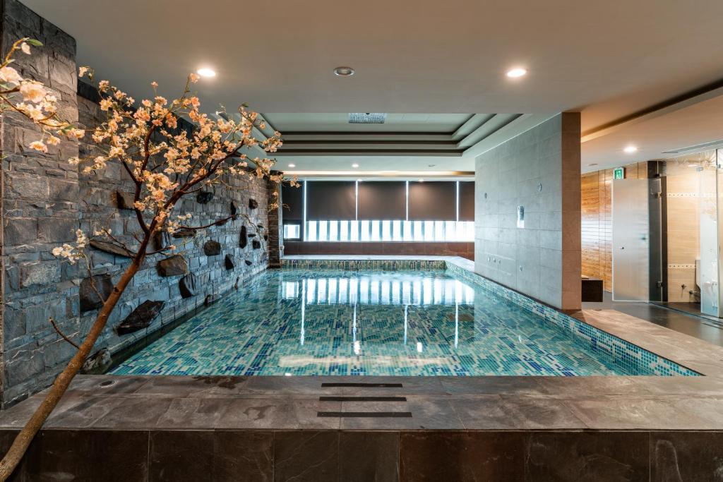 Bazén v ubytování OHYA Chain Boutique Motel-Linkou nebo v jeho okolí