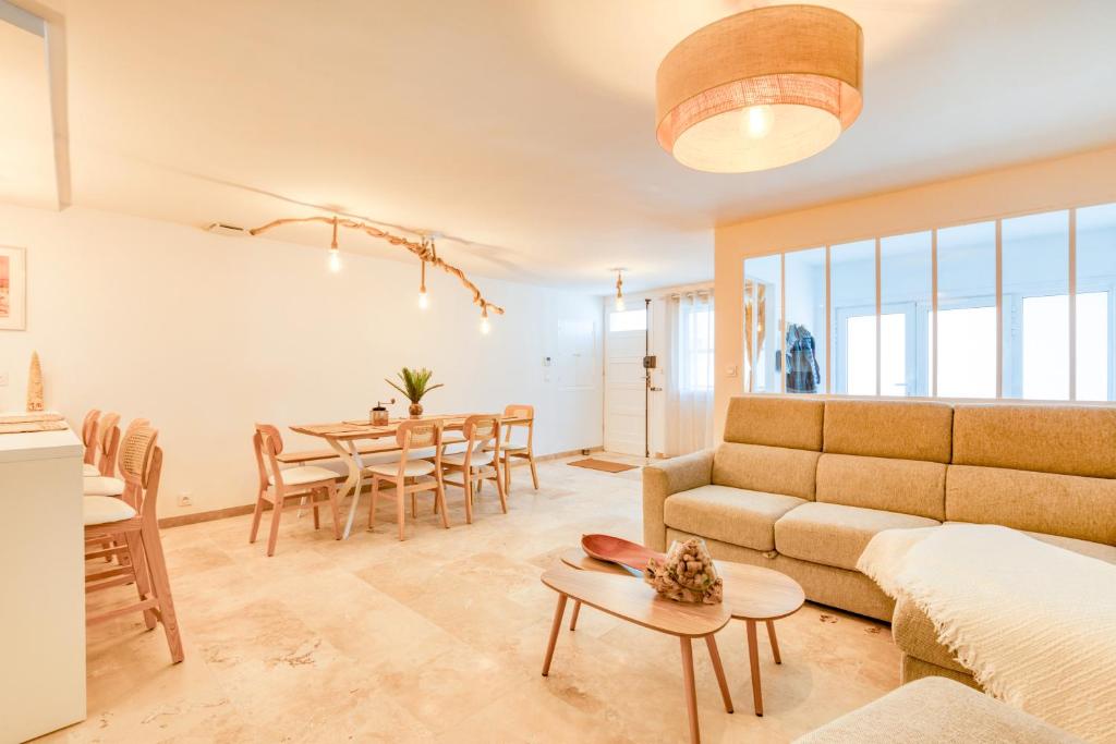 un salon avec un canapé et une table dans l'établissement Au coeur de la Citadelle parking, à Aigues-Mortes