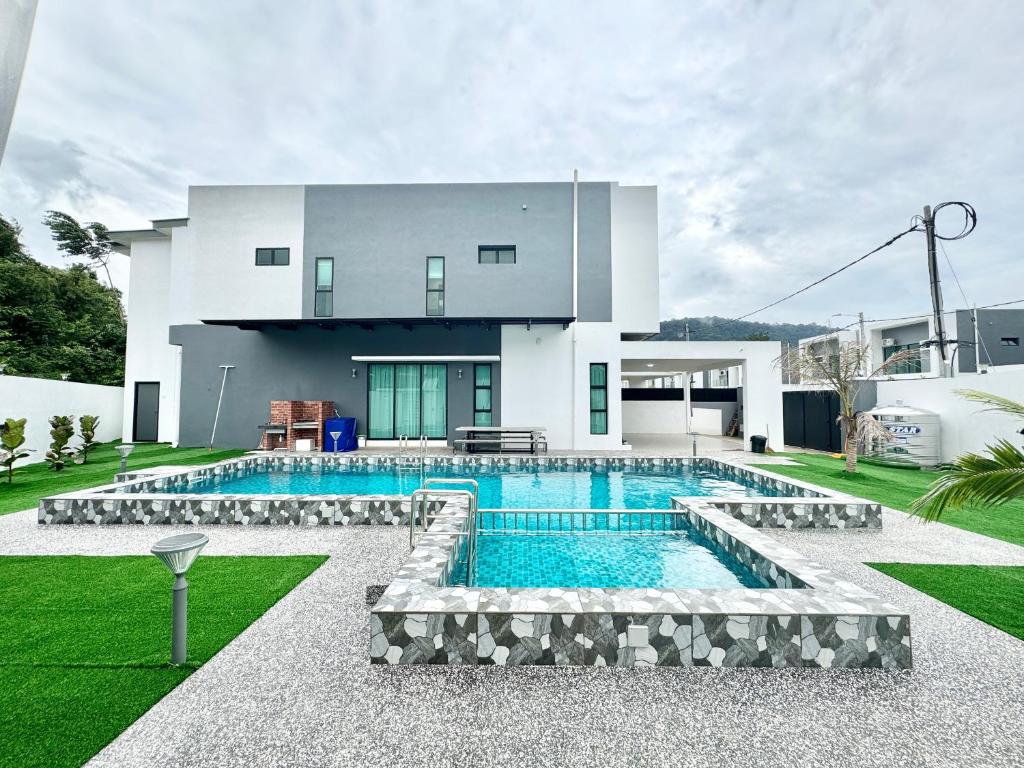 Ulu MelakaLuxury Holiday Home with Private Pool Langkawi by Zervin的院子里有游泳池的房子