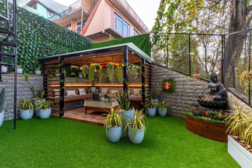 Zahrada ubytování Alaya Stays 3 BHK Walnuts Apartments with Gazebo