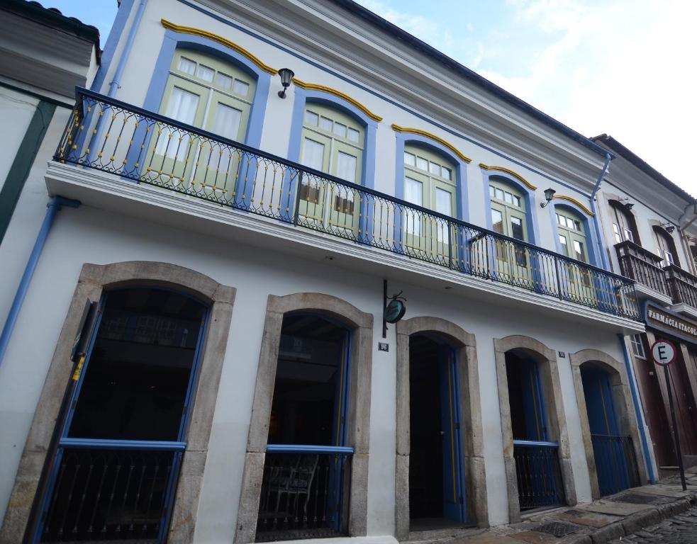 - un bâtiment bleu et blanc avec un balcon dans l'établissement Hotel Pousada Clássica, à Ouro Preto