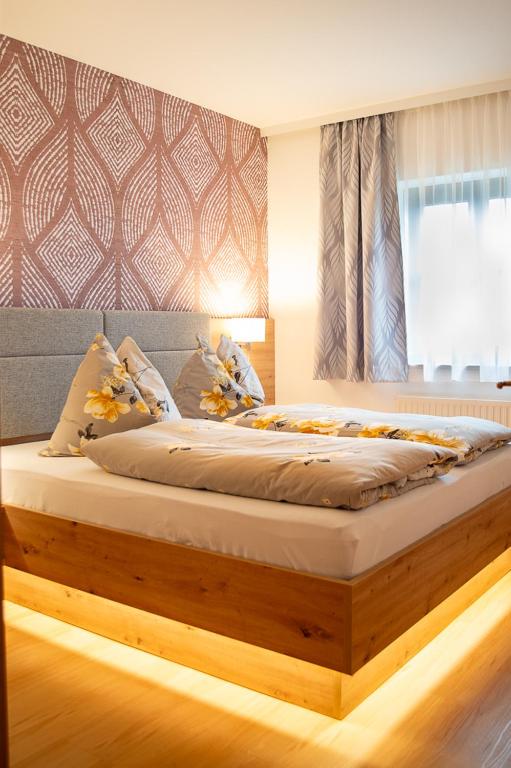 Postel nebo postele na pokoji v ubytování Almtalhotel Appartements in Pettenbach