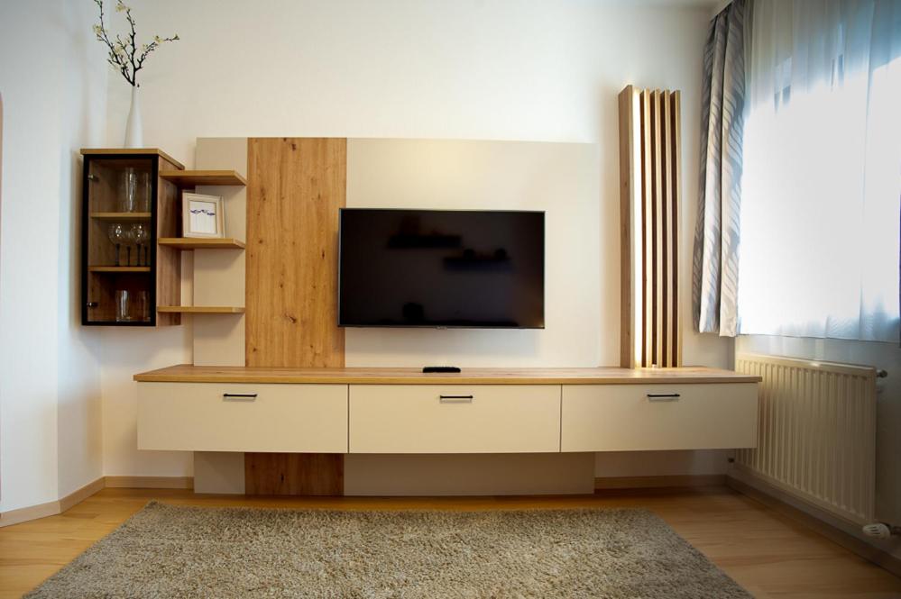 TV a/nebo společenská místnost v ubytování Almtalhotel Appartements in Pettenbach