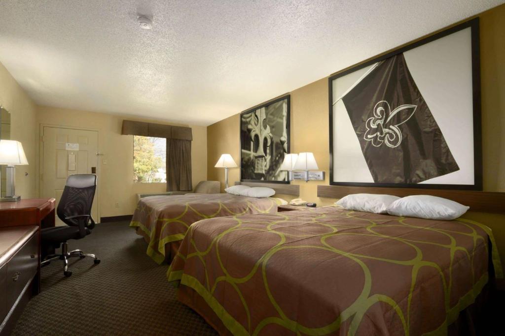 Super 8 by Wyndham Calhoun - Queen Room With Two Queen Beds - Non-Smoking