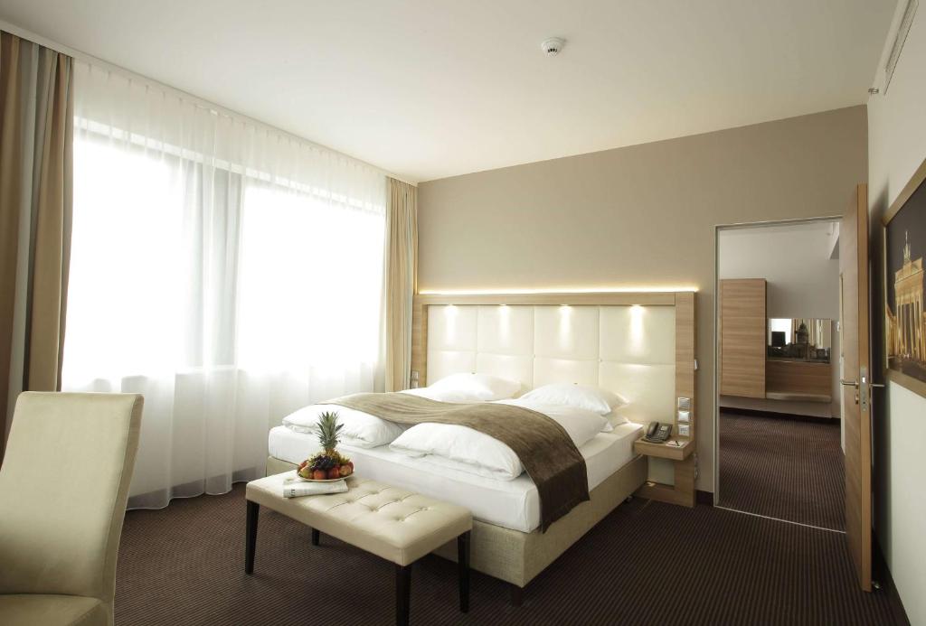 Postel nebo postele na pokoji v ubytování H4 Hotel Berlin Alexanderplatz