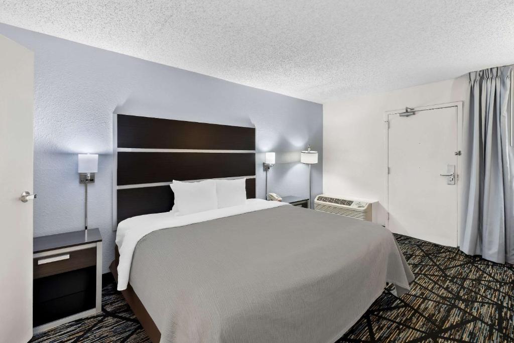 Quality Inn Northlake - King Room Accessible- Interior Access, No Pets