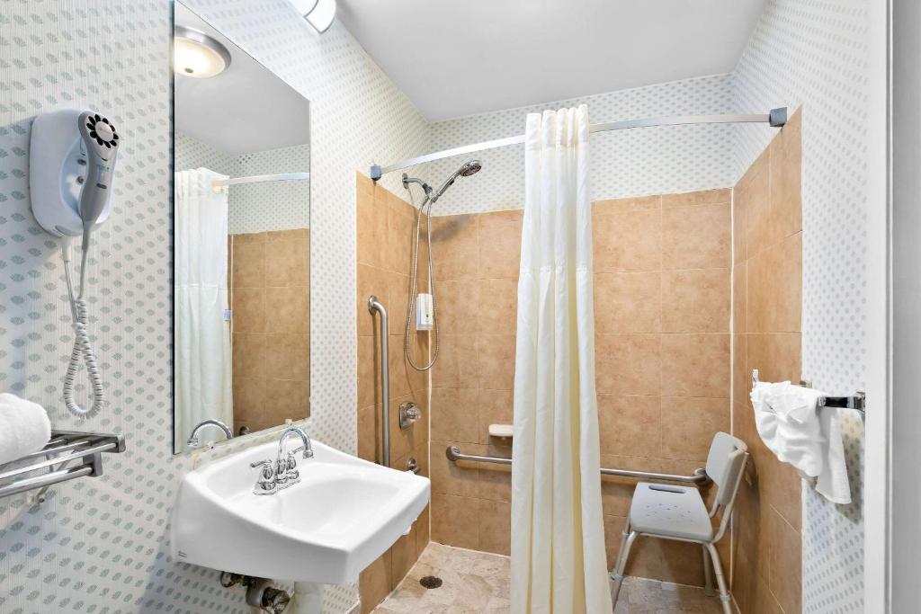 Quality Inn Northlake - King Room - Exterior Access