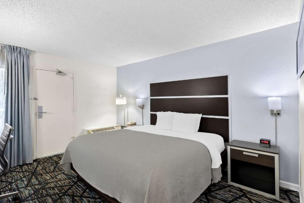 Quality Inn Northlake - King Room Accessible - Exterior Access, No Pets