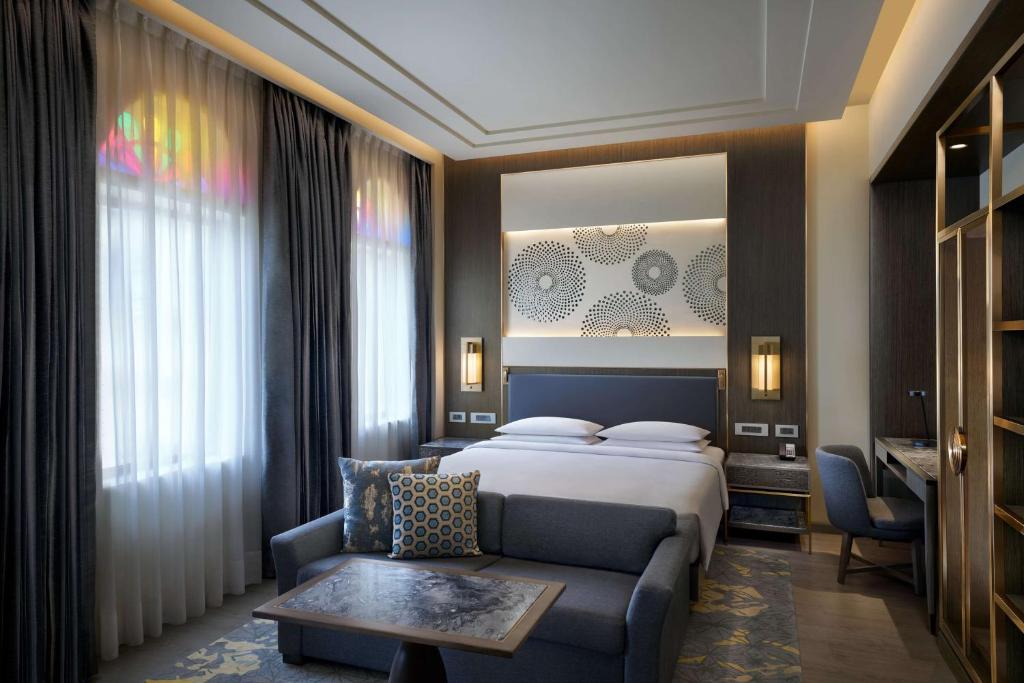 Postel nebo postele na pokoji v ubytování Hyatt Regency Jaipur Mansarovar