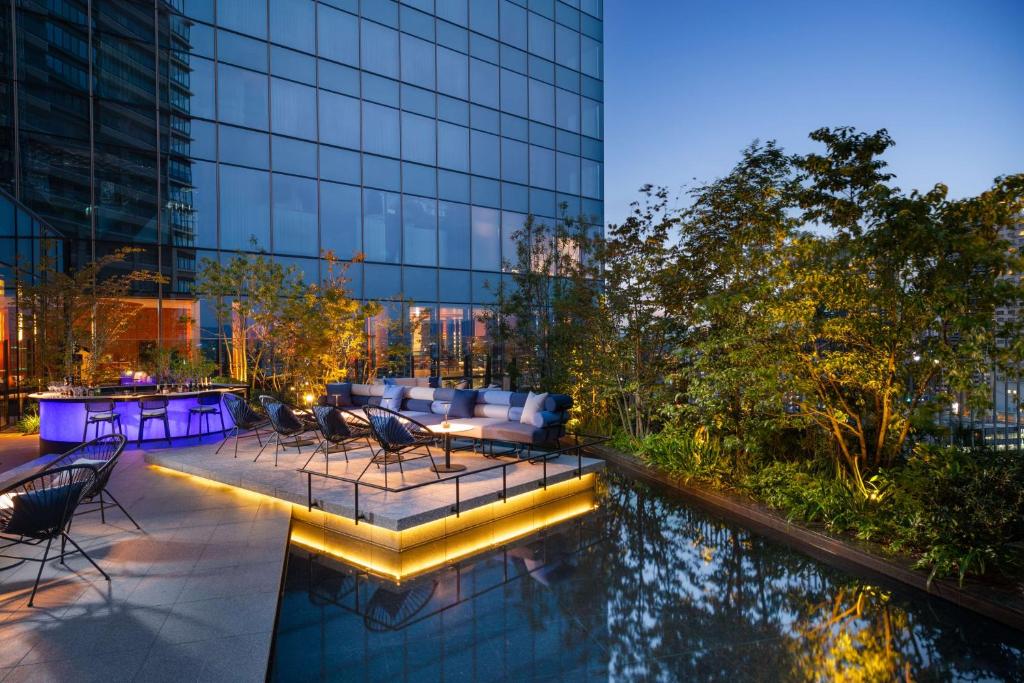 Bazén v ubytování Canopy By Hilton Osaka Umeda nebo v jeho okolí