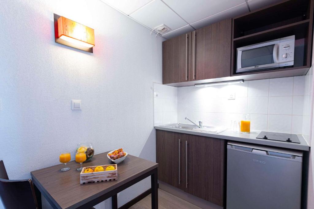 Kuchyň nebo kuchyňský kout v ubytování Comfort Aparthotel Nimes Centre