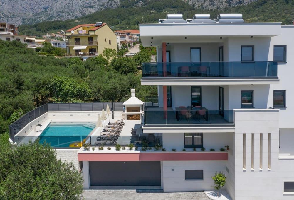 ein großes weißes Haus mit einem Pool in der Unterkunft Villa VlD - Amazing holiday home! - Makarska Exklusiv in Makarska