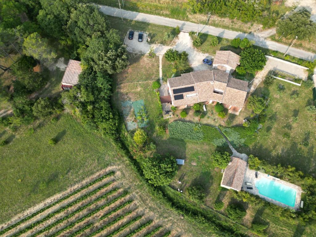 - une vue sur une maison dotée d'un vignoble dans l'établissement la galouciere, à Saint-Just-et-Vacquières