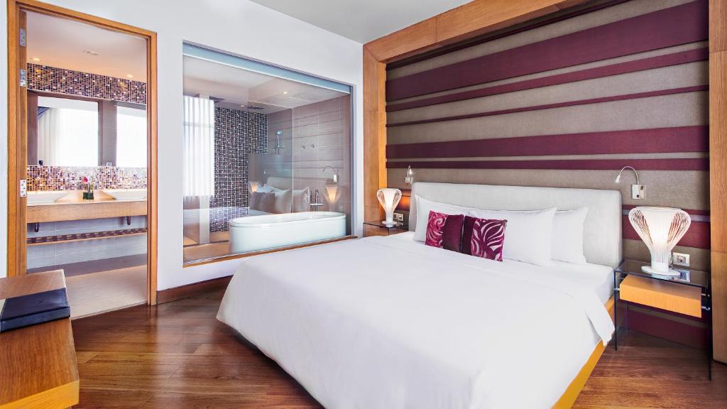 Executive Twin Suite with River View and Lounge Access - High Floor