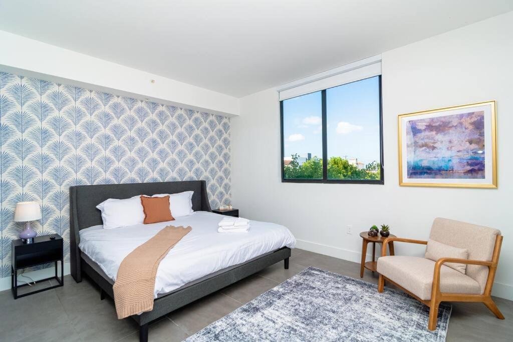 Ένα ή περισσότερα κρεβάτια σε δωμάτιο στο Well Located 1BR with King Bed, Laundry and Parking Option Near Brickell and Marlins Park