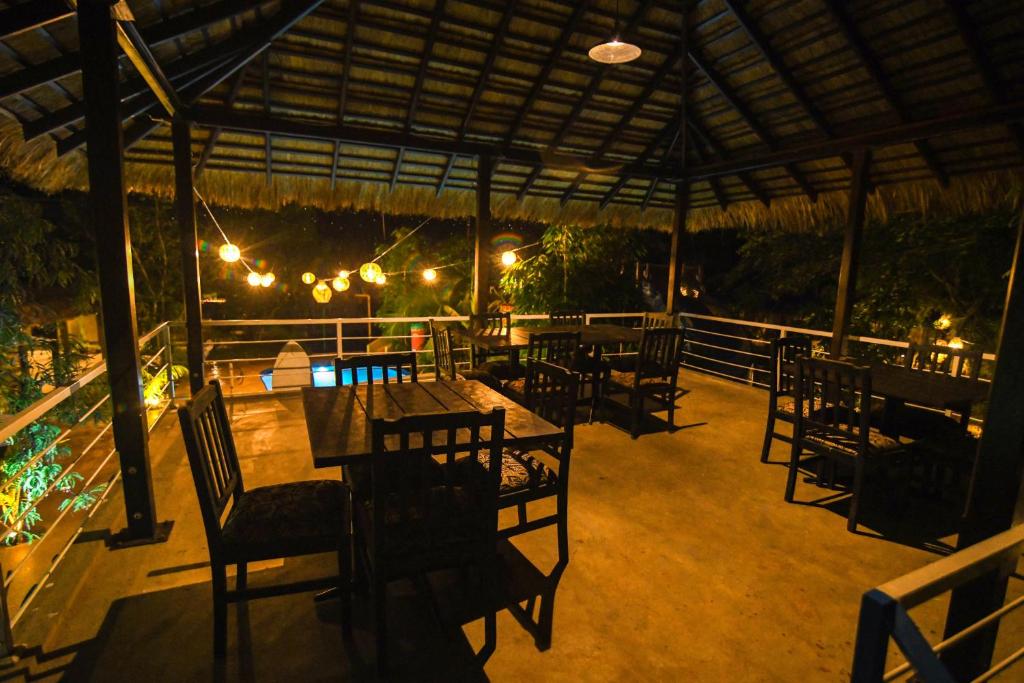 Bazén v ubytování Dhalaya Resort Udawalawe nebo v jeho okolí