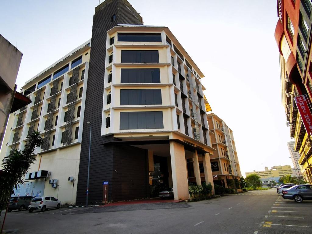 ein hohes Gebäude an der Straßenseite in der Unterkunft La Boss Hotel in Malakka