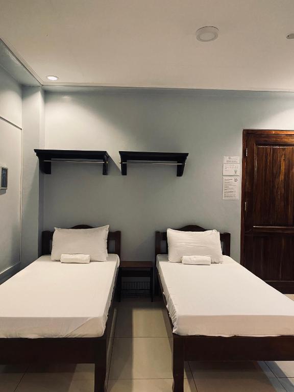 Postel nebo postele na pokoji v ubytování Lakayo Hillside Apartelle