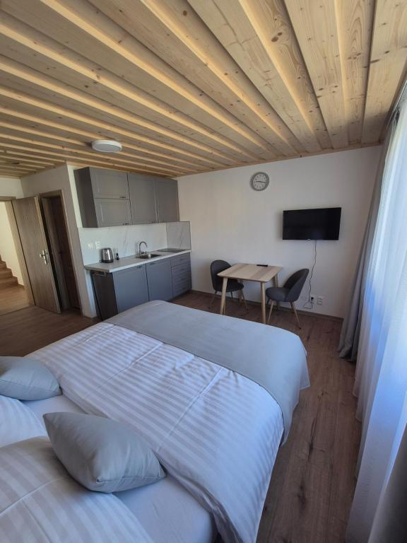 Postel nebo postele na pokoji v ubytování Apartmány pod Mníchom