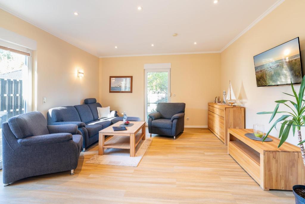a living room with two chairs and a table at Ferienhaus Waldheide in Zempin