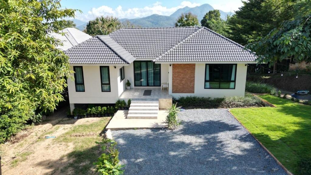 une maison blanche avec un chemin devant elle dans l'établissement A Better Home Pai, à Pai