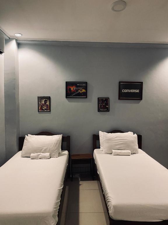Postel nebo postele na pokoji v ubytování Lakayo Hillside Apartelle