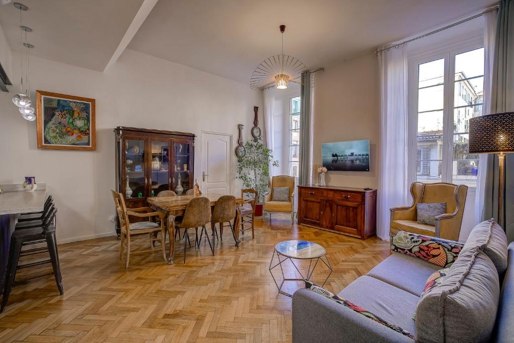 un salon avec un canapé et une table dans l'établissement Maison Bianchi - Old Town Flower market, à Nice