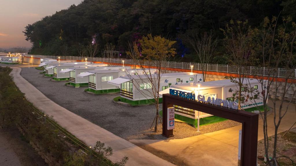 Fotografie z fotogalerie ubytování Hwaseong Refreshing Glamping&Caravan v destinaci Hwaseong