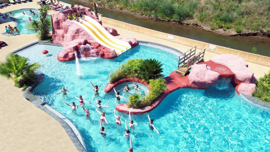 Bazén v ubytování Camping Vallée du Paradis nebo v jeho okolí