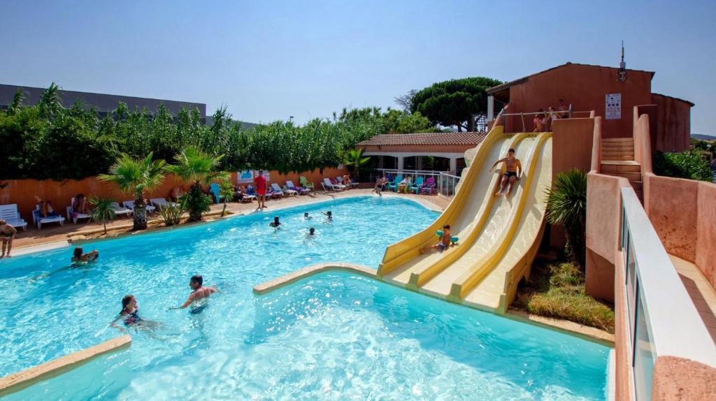 Bazén v ubytování Camping Clau Mar Jo nebo v jeho okolí