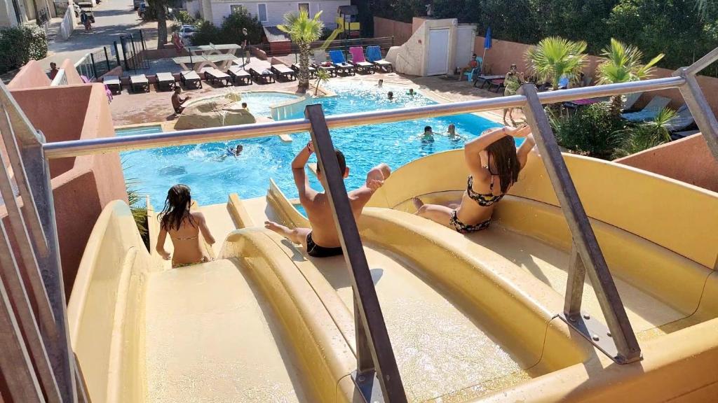 Bazén v ubytování Camping Clau Mar Jo nebo v jeho okolí