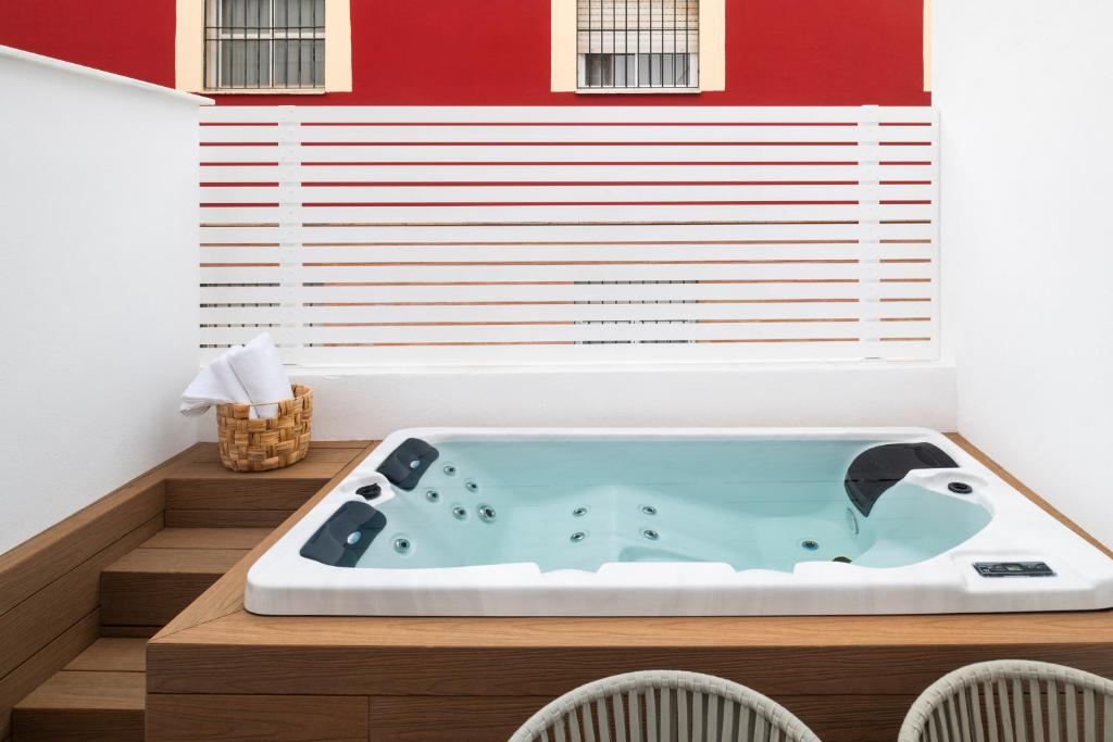 Magno Apartments Santa Clara - Jacuzzi privado exterior en Sevilla